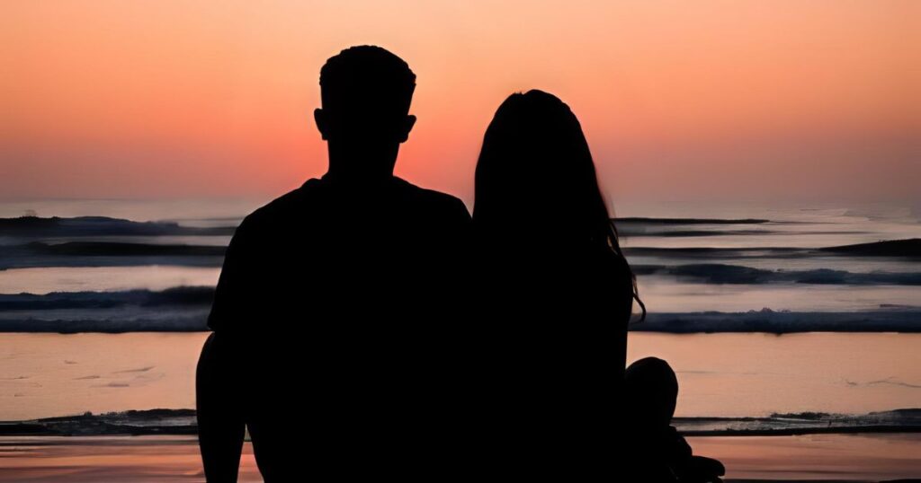 海を眺める男女