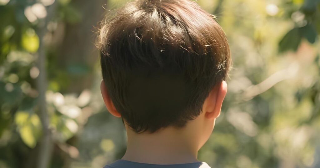 男の子の後ろ姿