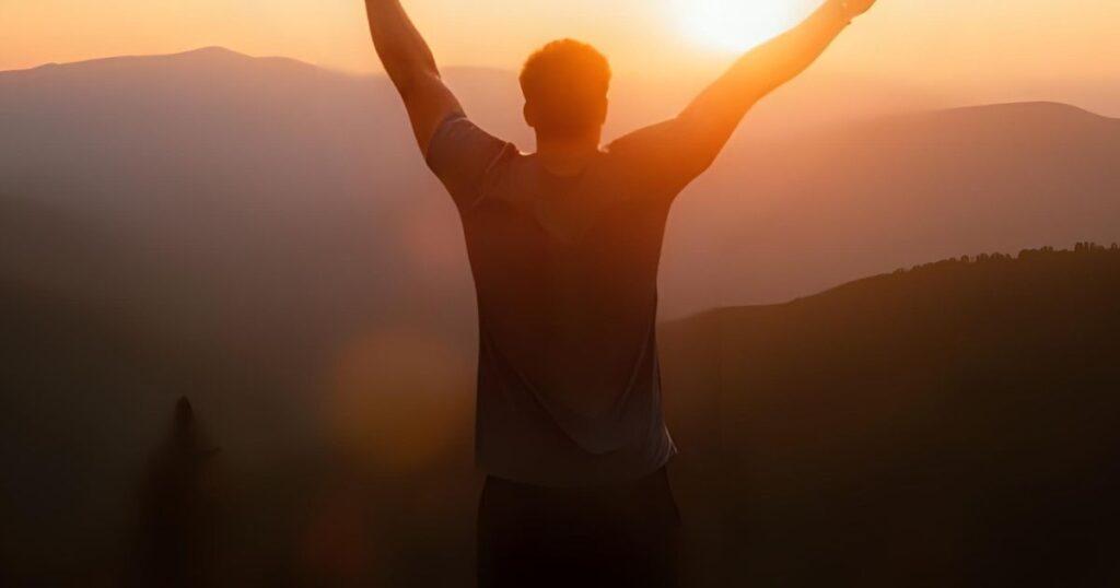 夕日に向かっている男性の後ろ姿